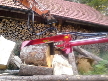 GROWI - GBS 21 Baggerspalter spaltet einen dicken Stamm